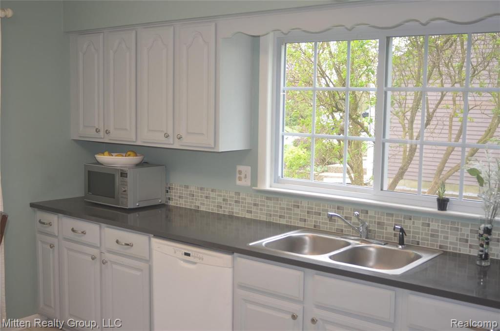 932 Hadley Road Rochester Hills, MI 48307 - Photo 7 of 25