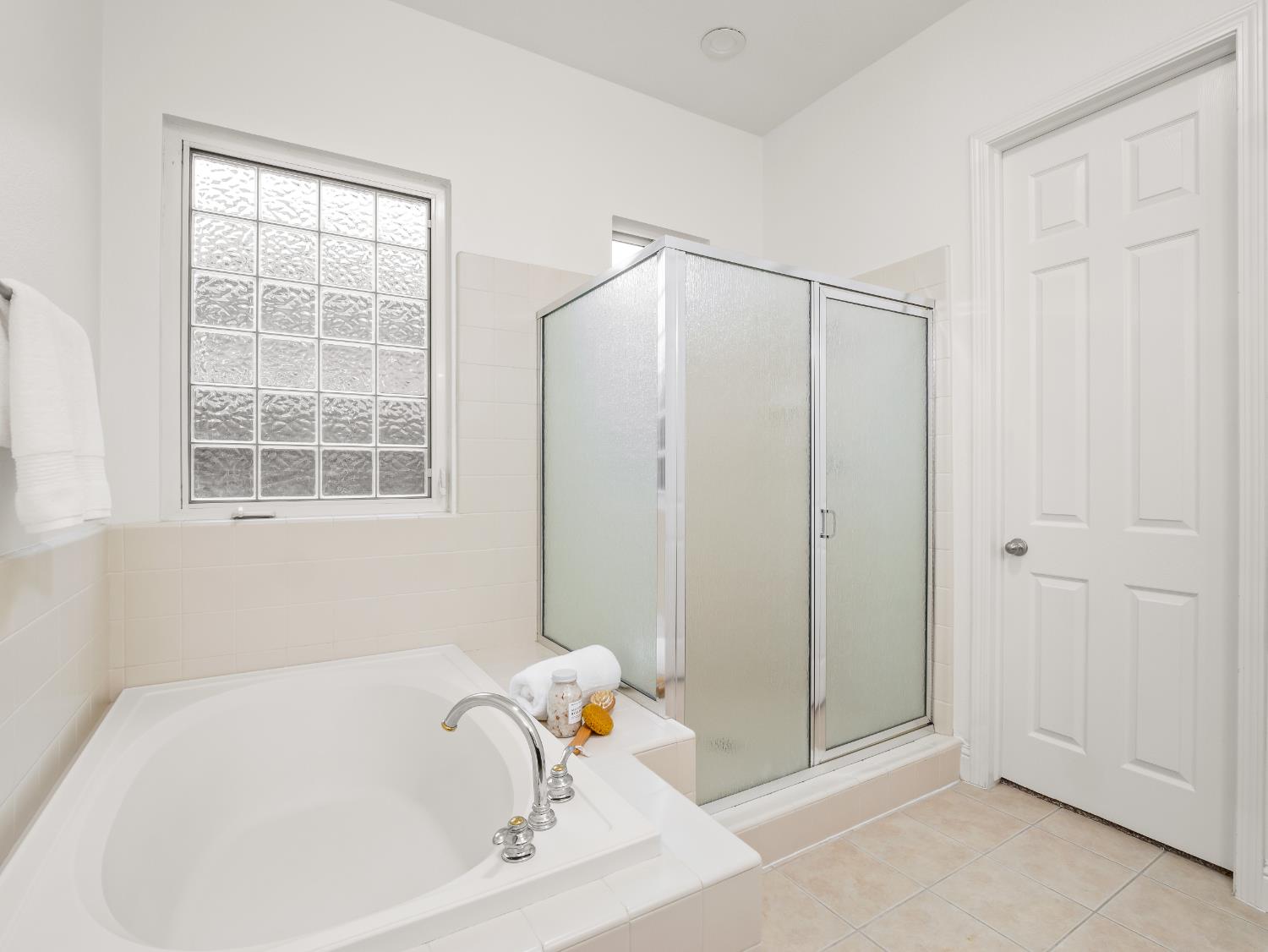 8683 North Richelle Avenue Fresno, CA 93720 - Photo 33 of 44 a bathroom with a tub and a window