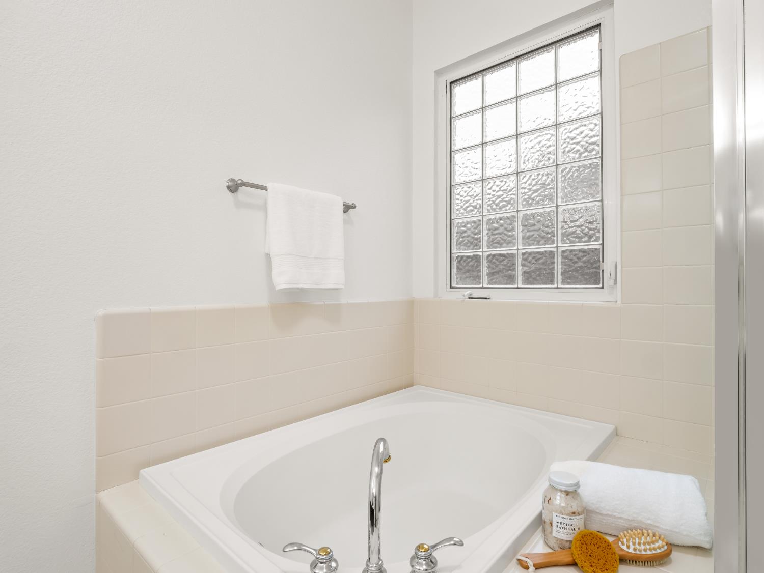 8683 North Richelle Avenue Fresno, CA 93720 - Photo 34 of 44 a bathroom with a bathtub and toilet