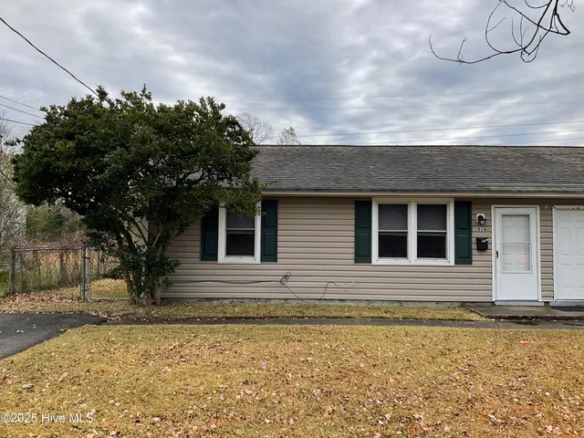 $897 | 1018 Davis Street, Jacksonville, NC 28540