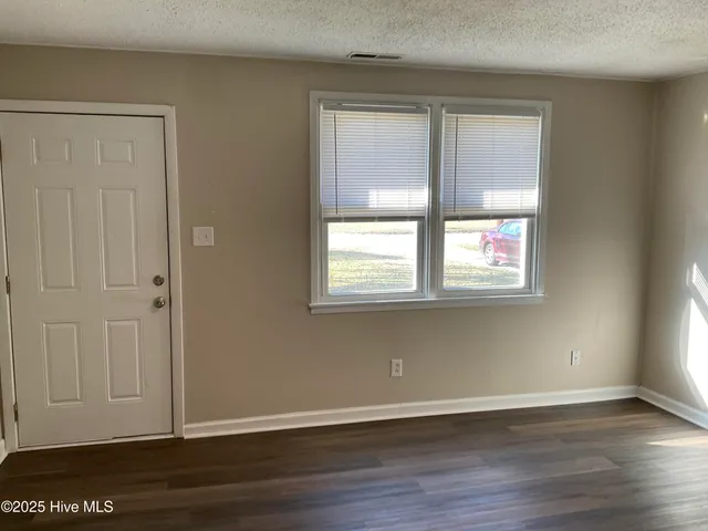 $897 | 1018 Davis Street, Jacksonville, NC 28540