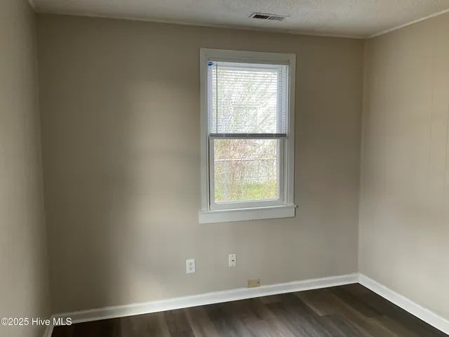 $897 | 1018 Davis Street, Jacksonville, NC 28540