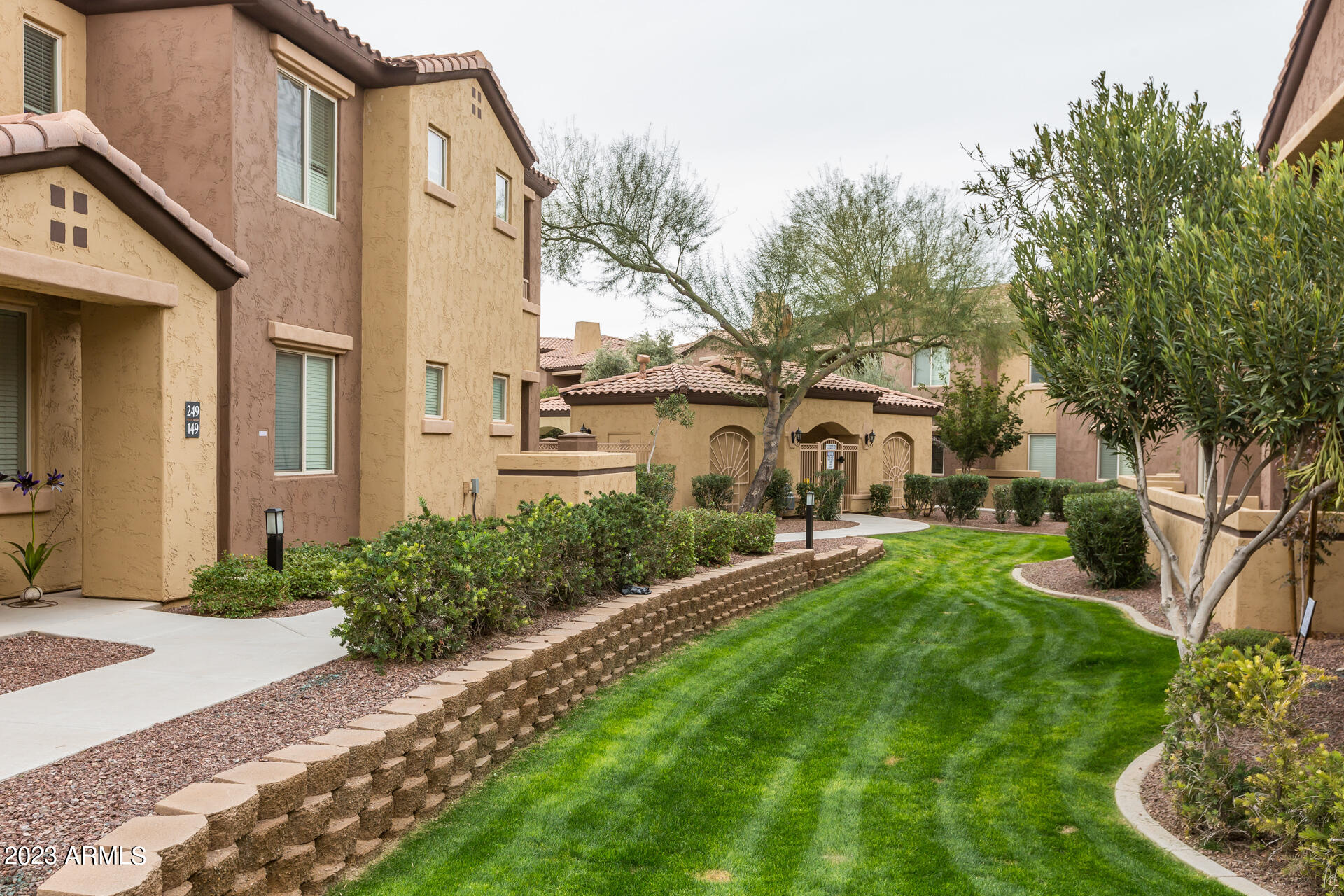 250 West Queen Creek Road, Unit 210 Chandler, AZ 85248 - Photo 37 of 39 G) COMMUNITY POOL