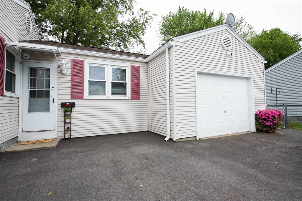 135 Meeting House Road Chicopee, MA 01013 - Photo 3 of 21 Gallery Image 3