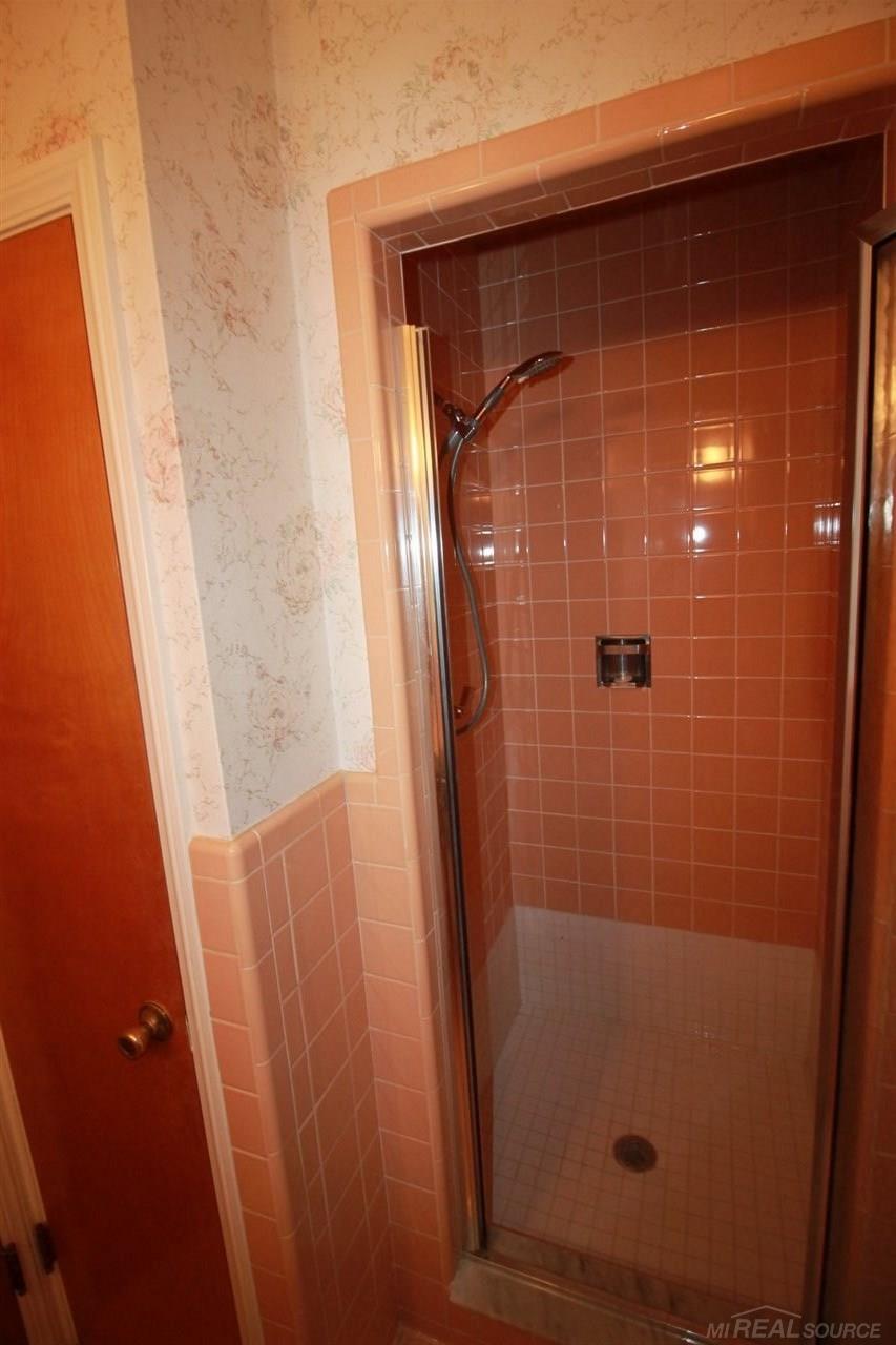 954 South Renaud Road Grosse Pointe, MI 48236 - Photo 35 of 46 31329639-34.JPG