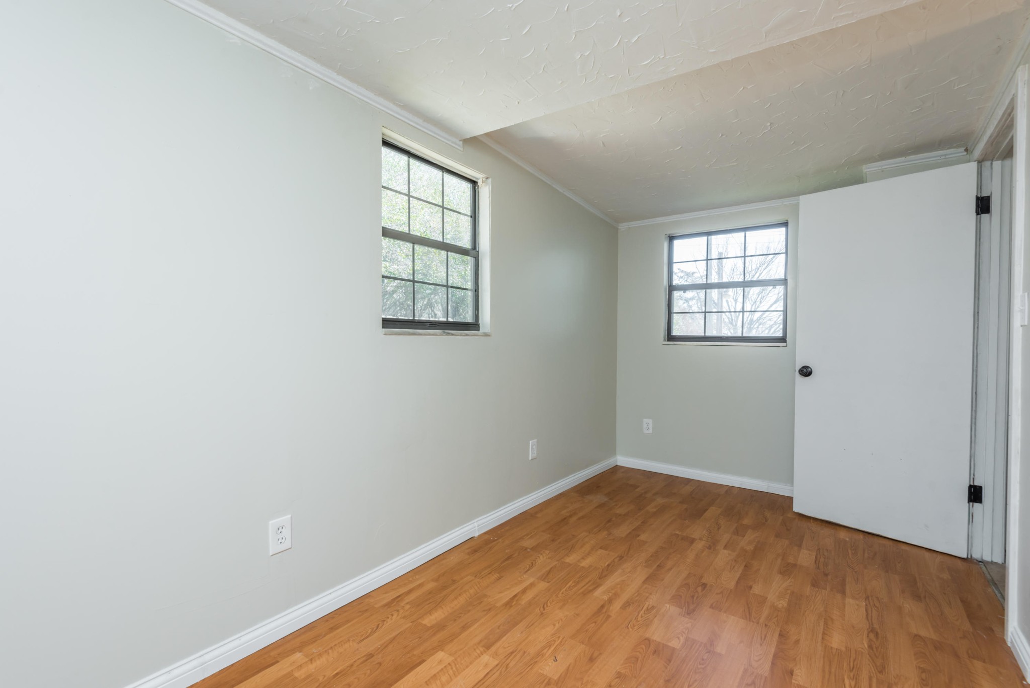 6313 Ridgeview Road Knoxville, TN 37918 - Photo 15 of 33 an empty room with windows