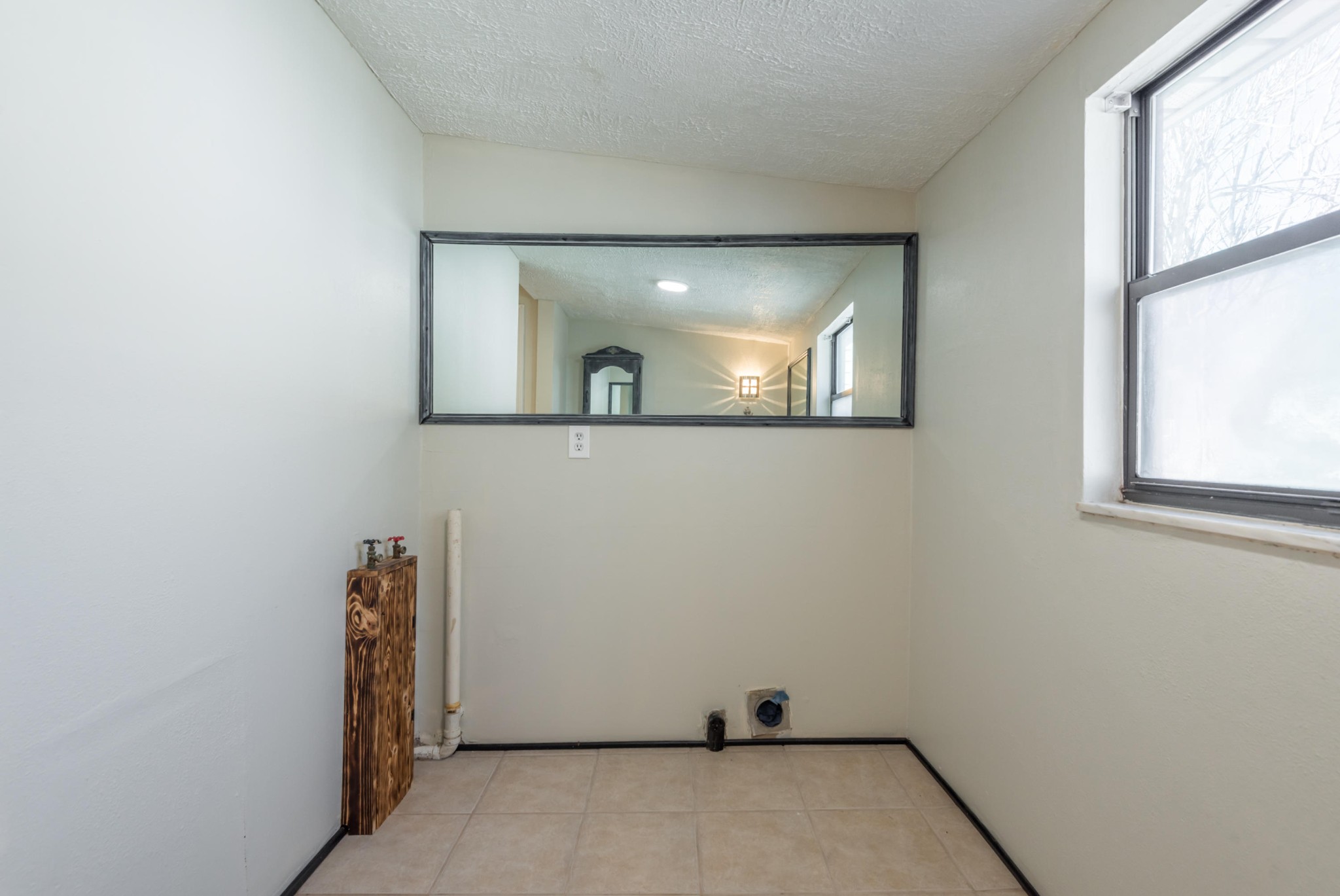 6313 Ridgeview Road Knoxville, TN 37918 - Photo 17 of 33 an empty room with windows