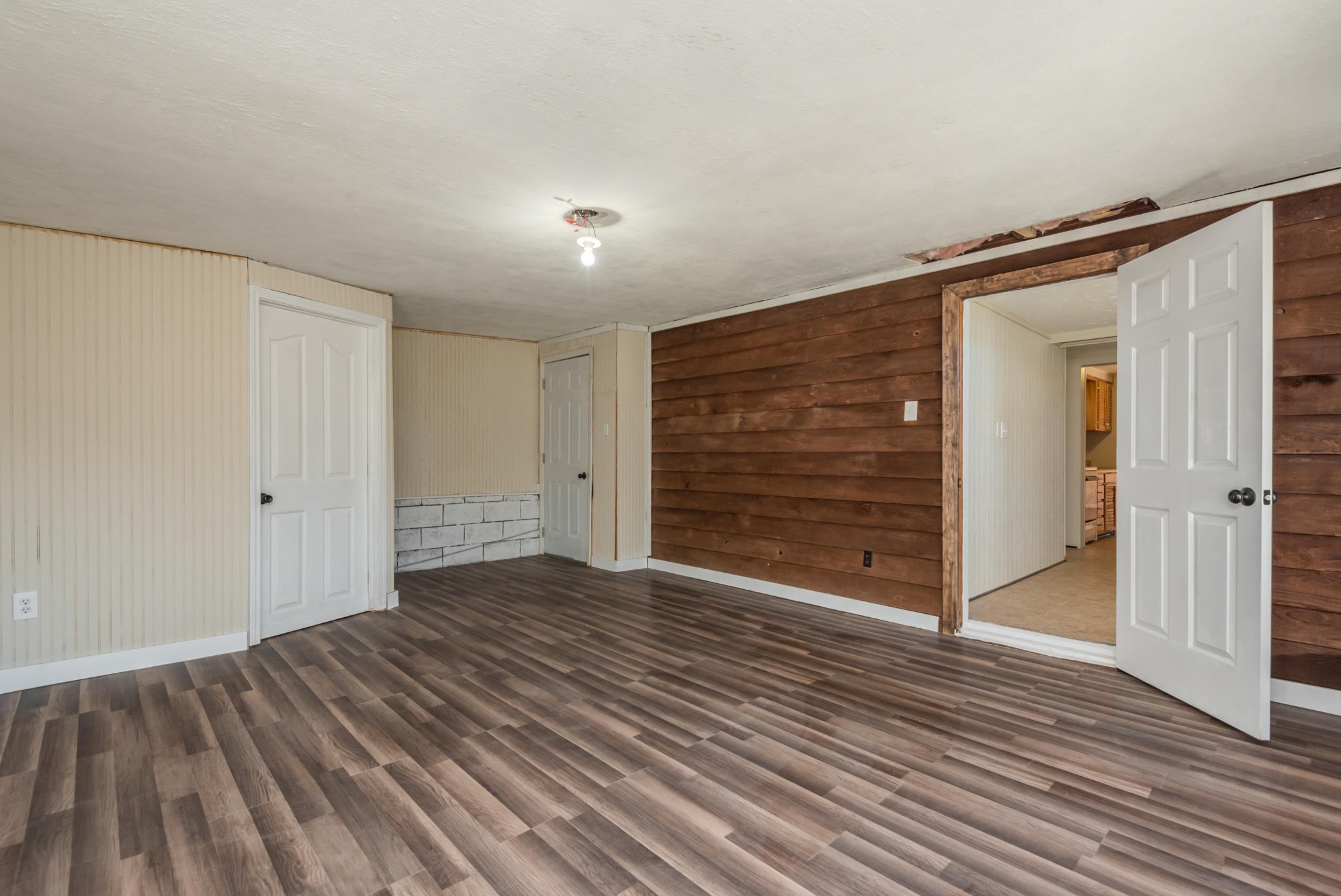 6313 Ridgeview Road Knoxville, TN 37918 - Photo 20 of 33 a view of an empty room with wooden floor and closet