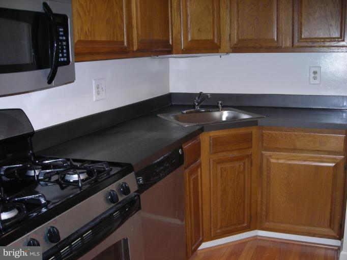 1554 Northgate Square, Unit 54/31B Reston, VA 20190 - Photo 7 of 15 a close view of stove top oven