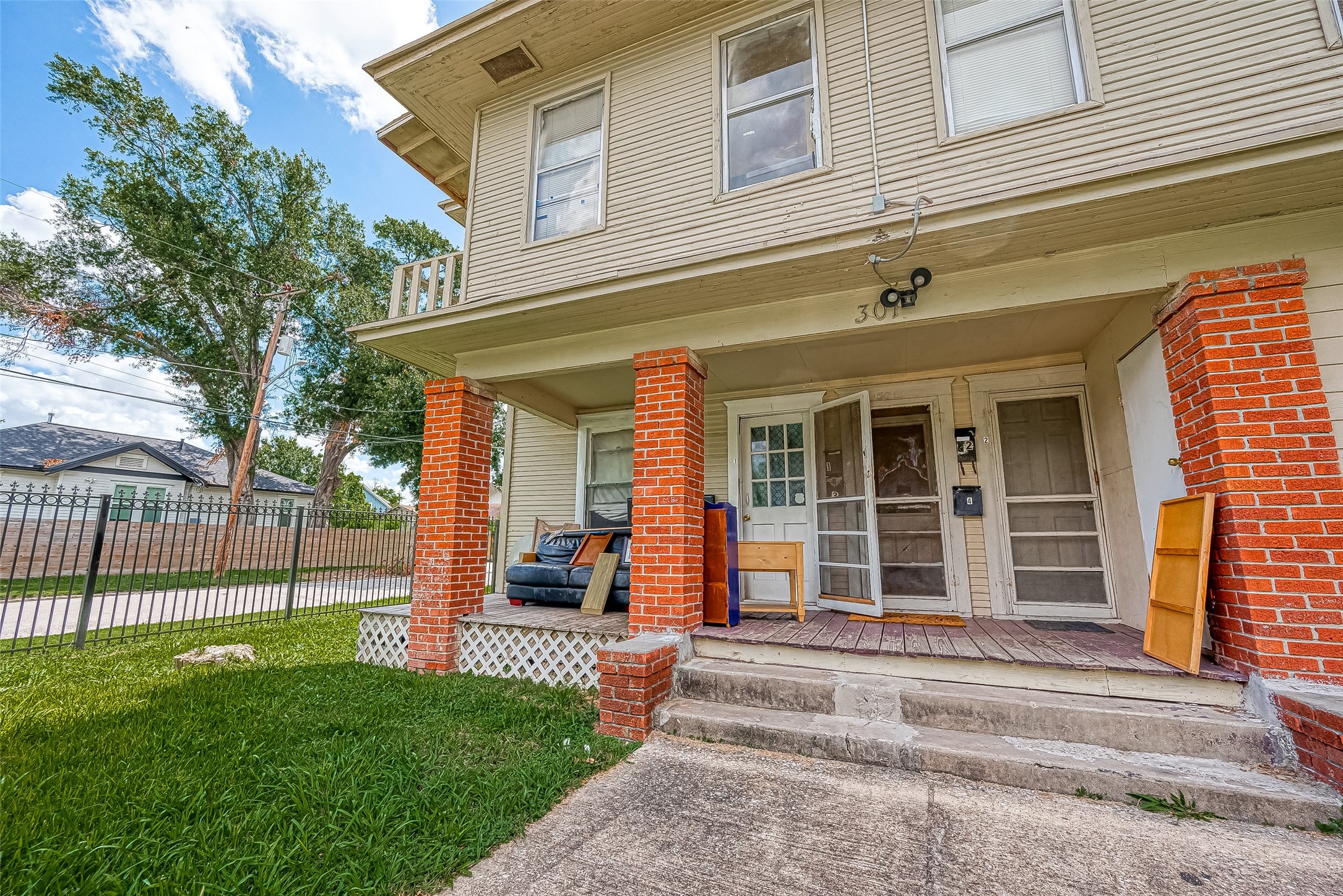 301 Grace Street, Unit 4 Houston, TX 77003 - Photo 5 of 7 a view of a house with a large window