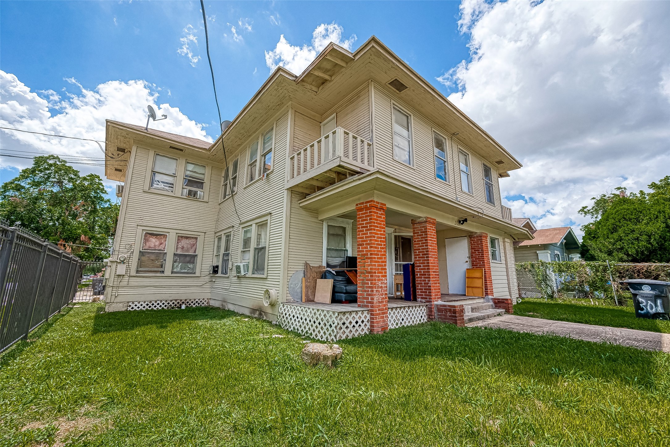 301 Grace Street, Unit 4 Houston, TX 77003 - Photo 6 of 7 a view of a brick house with a yard