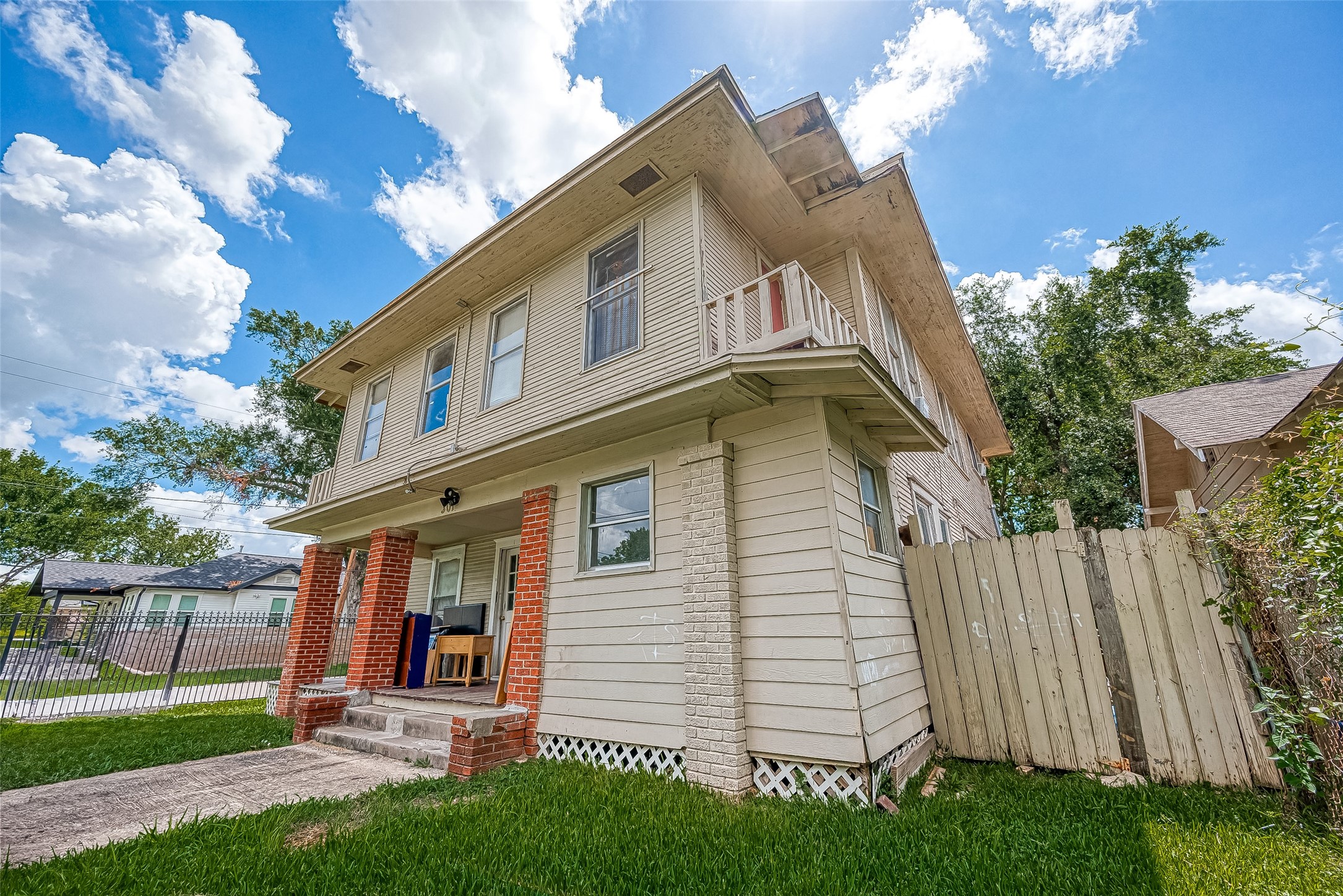 301 Grace Street, Unit 4 Houston, TX 77003 - Photo 7 of 7 a front view of a house with a yard