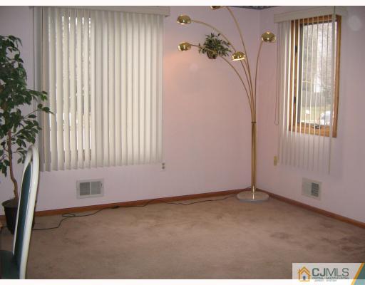 6 Pullman Loop Dayton, NJ 08810 - Photo 2 of 10 Gallery Image 2
