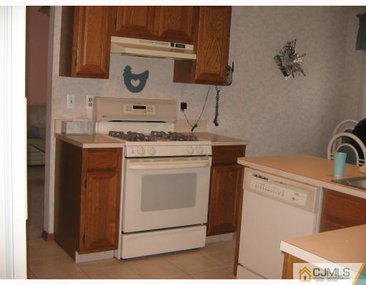 6 Pullman Loop Dayton, NJ 08810 - Photo 5 of 10 Gallery Image 5