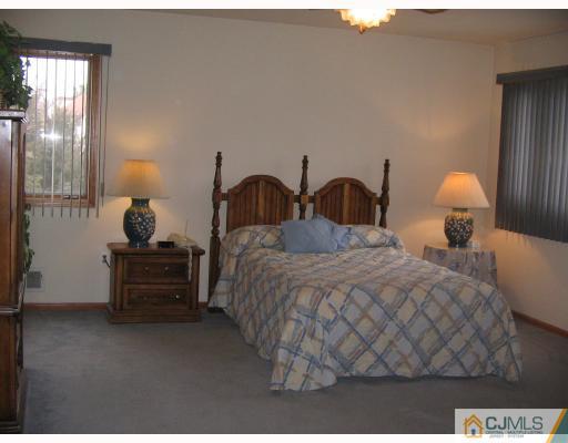 6 Pullman Loop Dayton, NJ 08810 - Photo 7 of 10 Gallery Image 7