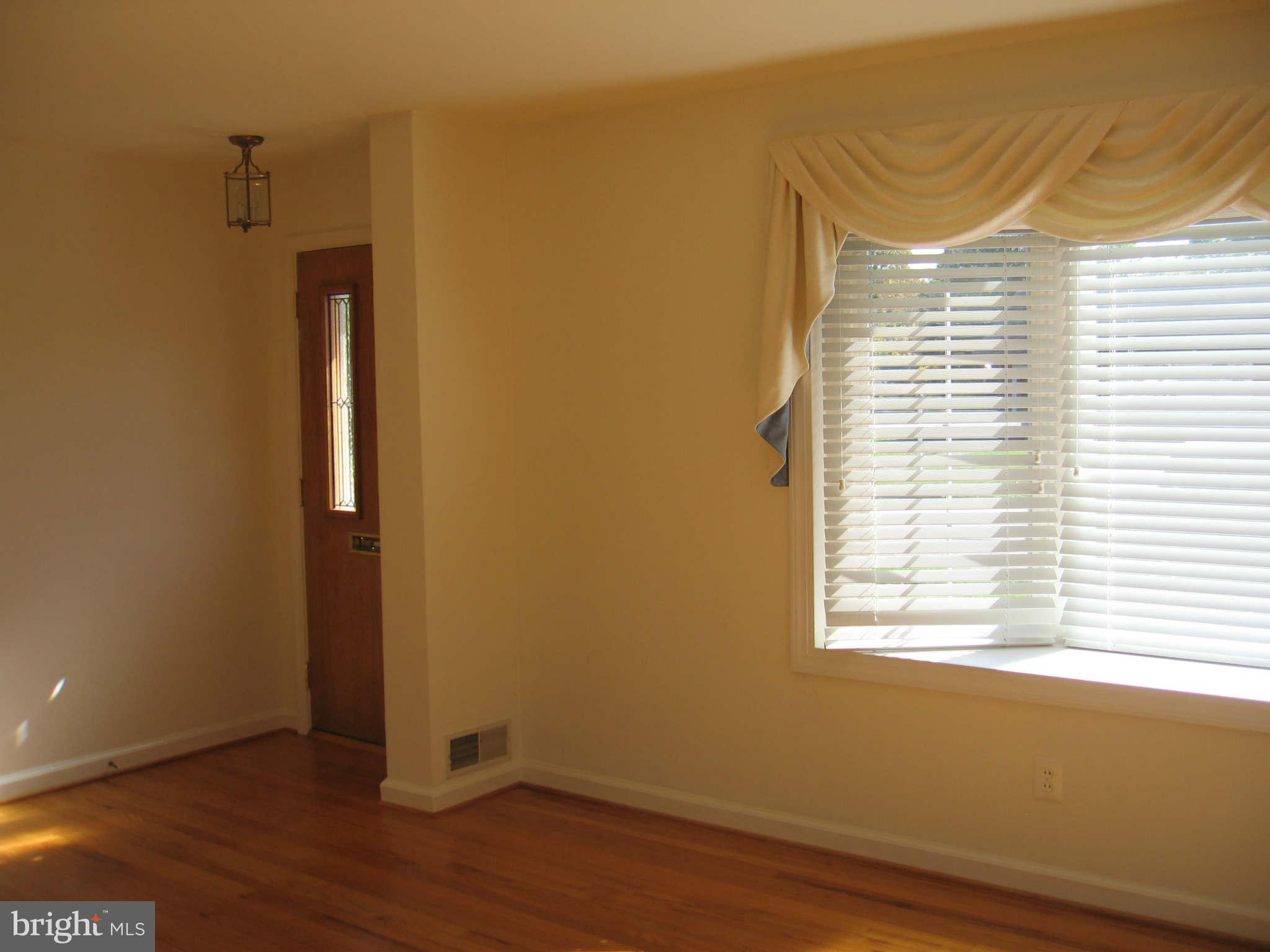 1602 Shenandoah Road Alexandria, VA 22308 - Photo 3 of 20 Living Room