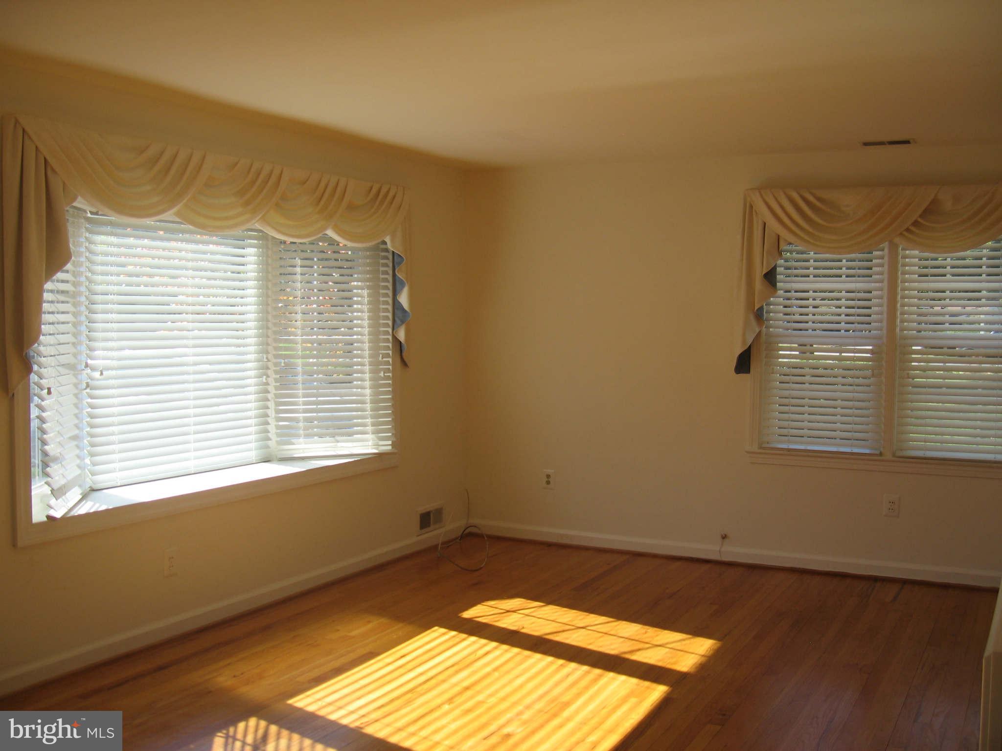 1602 Shenandoah Road Alexandria, VA 22308 - Photo 4 of 20 Living Room