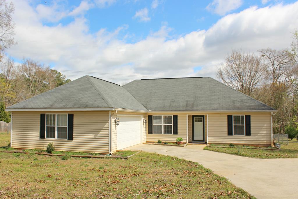 318 Lee King Road Forsyth, GA 31029 - Photo 1 of 8 a front view of a house with a garden