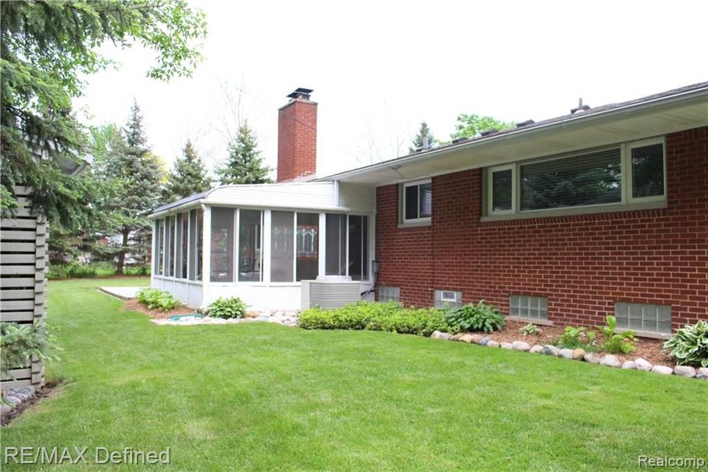 32332 Baintree Road Farmington Hills, MI 48334 - Photo 3 of 35