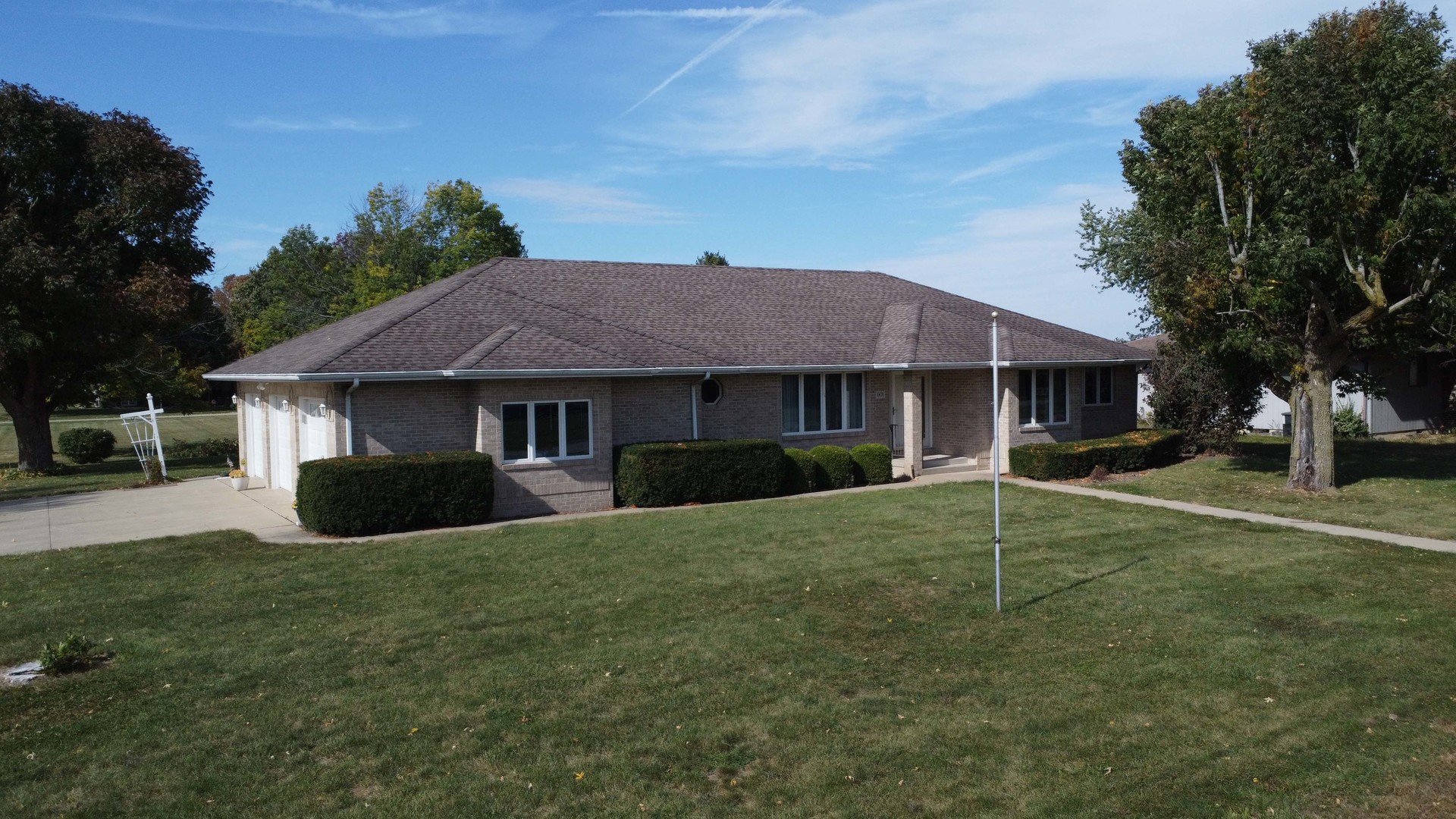 601 Church Street Crescent City, IL 60928 - Photo 4 of 60 a front view of a house with a yard