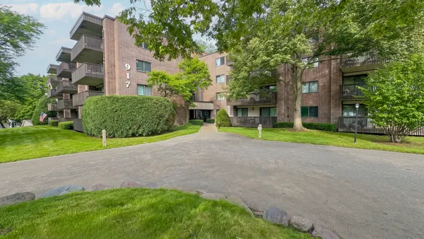 $225,000 | 917 Vose Drive, Unit 102, Gurnee, IL 60031