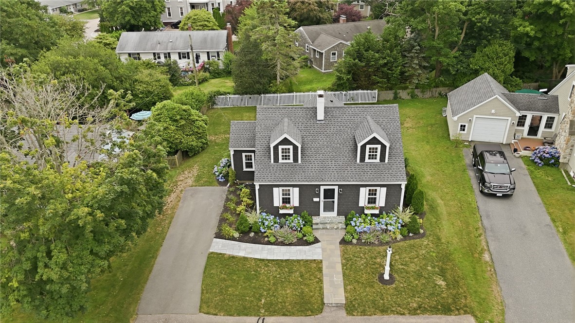 33 Nicholson Crescent Middletown, RI 02842 - Photo 5 of 47