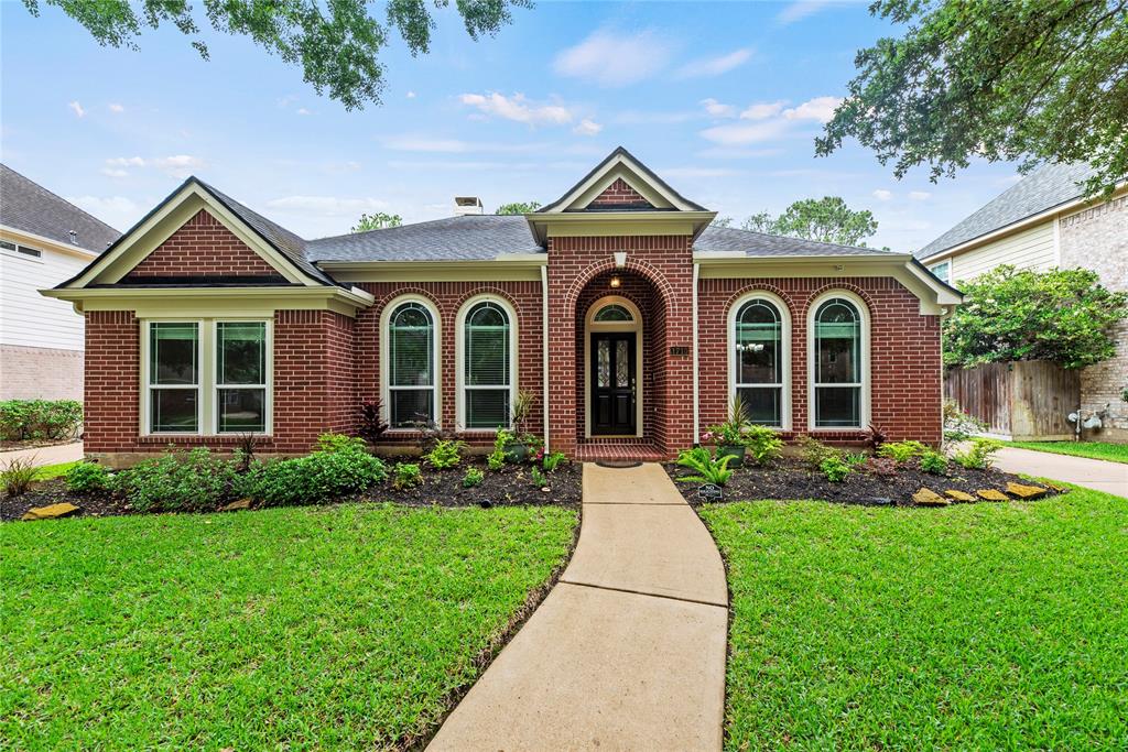 Welcome home to 1710 Barrington Hills Ln located in the esteemed community of Cinco Ranch Northlake Village.
