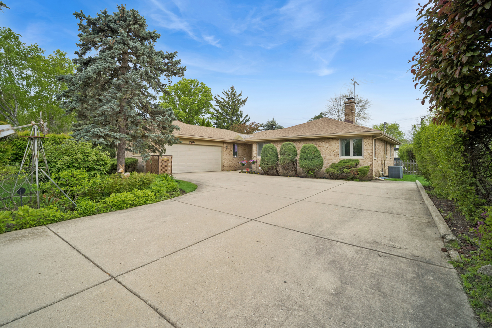484 Springhill Drive Roselle, IL 60172 - Photo 1 of 23