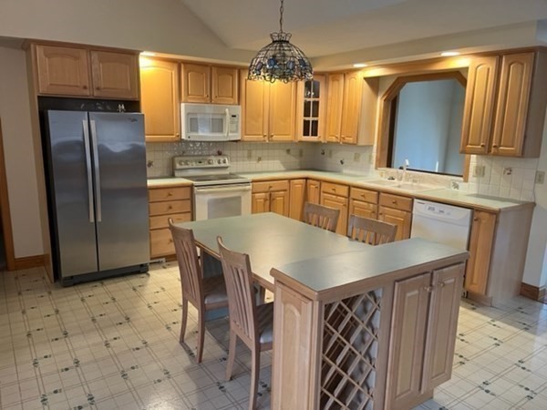 186 Spring Street Mansfield, MA 02048 - Photo 6 of 36 Gallery Image 6