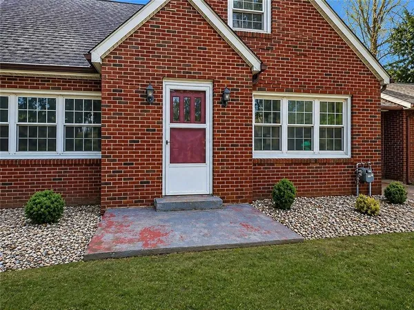$1,950 | 1060 South Hermitage Road, Hermitage, PA 16148