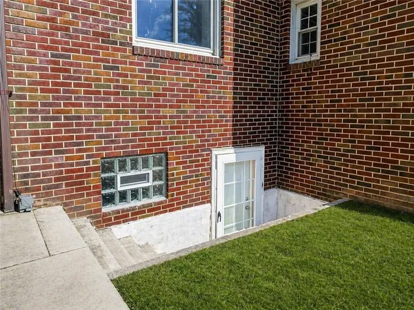 $1,950 | 1060 South Hermitage Road, Hermitage, PA 16148