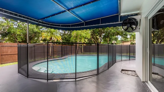 a view of a backyard