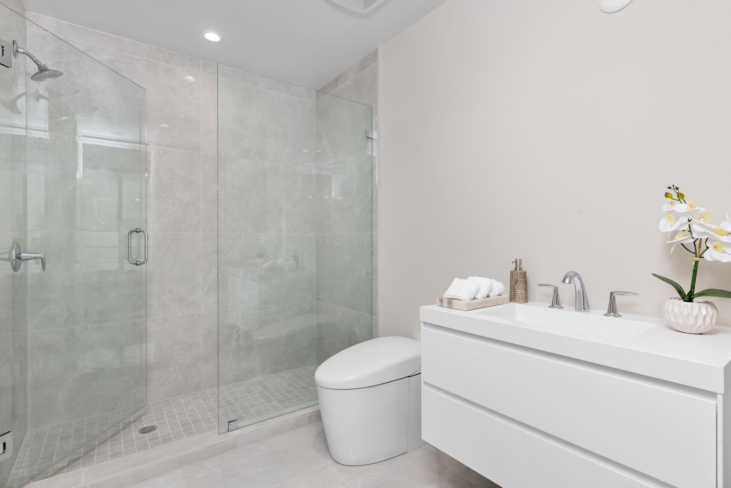 495 East Royal Palm Road, Unit 401 Boca Raton, FL 33432 - Photo 45 of 53 Guest Bath - 495 E Royal Palm Rd