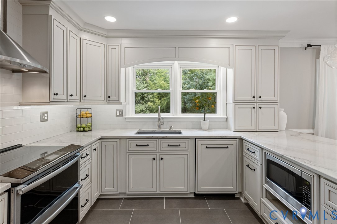 5804 Riverside Drive Richmond, VA 23225 - Photo 8 of 33 Kitchen featuring stainless steel appliances, wall