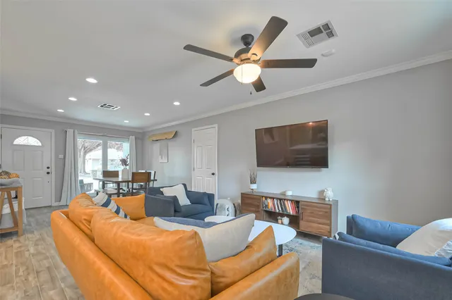 $3,300 | 2210 Saxon Drive, Houston, TX 77018