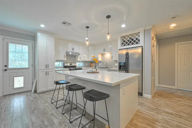 $3,300 | 2210 Saxon Drive, Houston, TX 77018