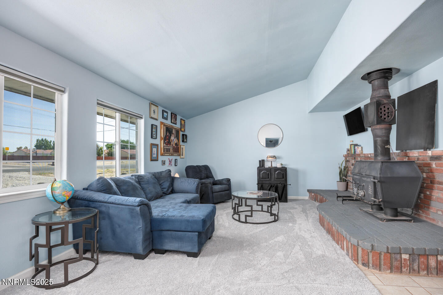777 Rice Road Fallon, NV 89406 - Photo 3 of 24 a living room with furniture and a flat screen tv