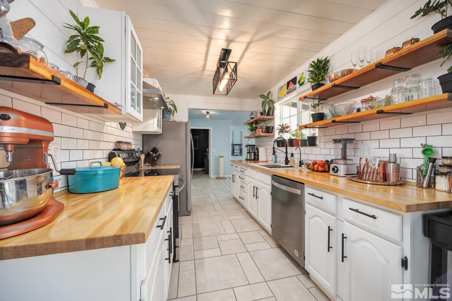 777 Rice Road Fallon, NV 89406 - Photo 6 of 24 a kitchen with lots of counter top space and wooden floor