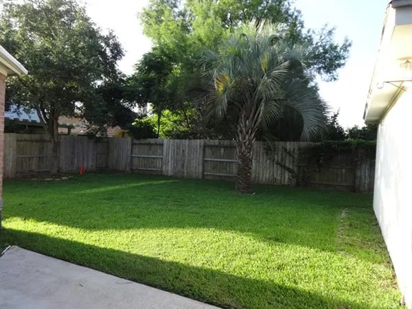 $3,150 | 141 South Laguna Pointe Drive, League City, TX 77573