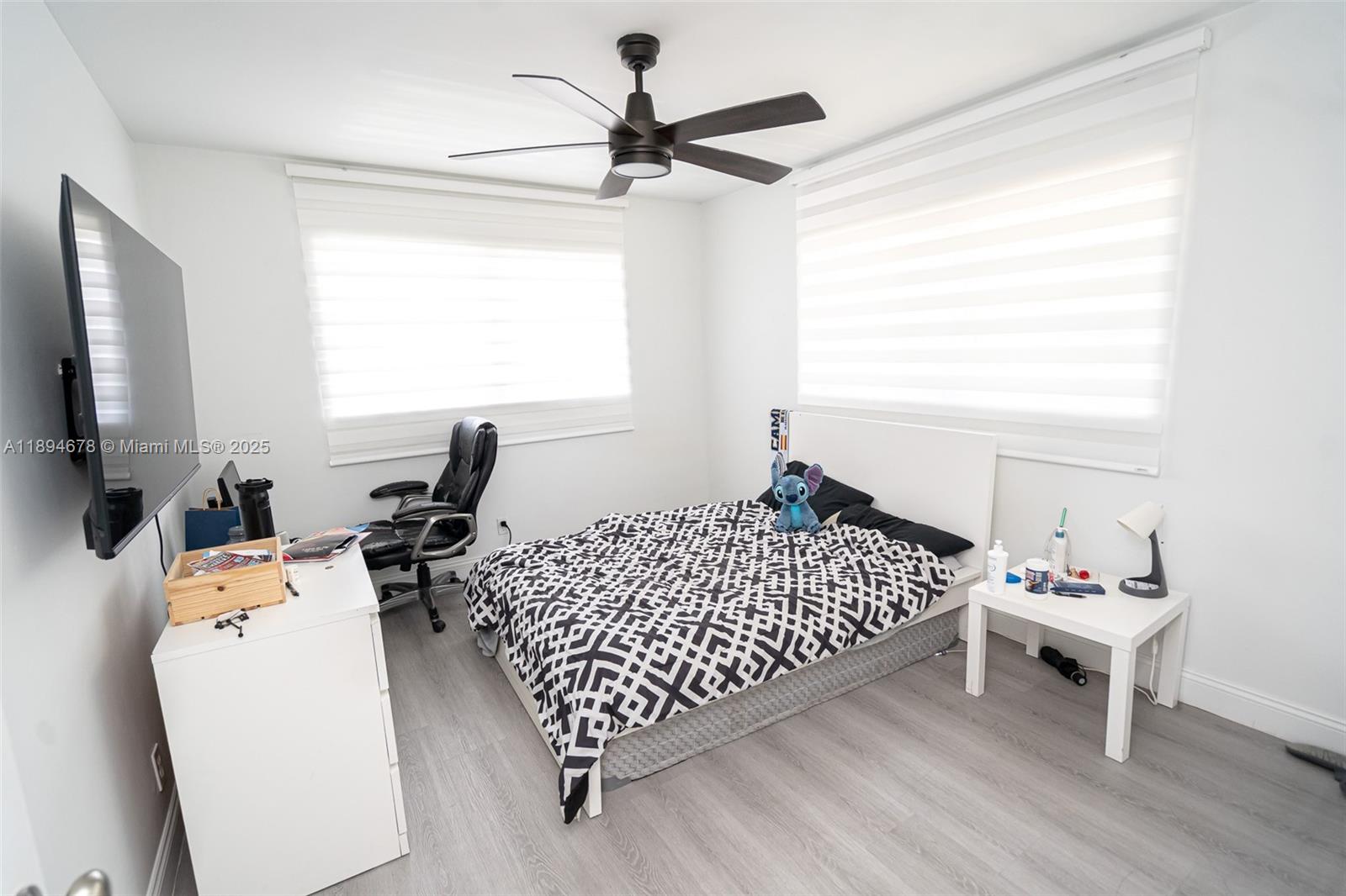 5300 Washington Street, Unit T227 Hollywood, FL 33021 - Photo 28 of 45 a bedroom with bed and a window