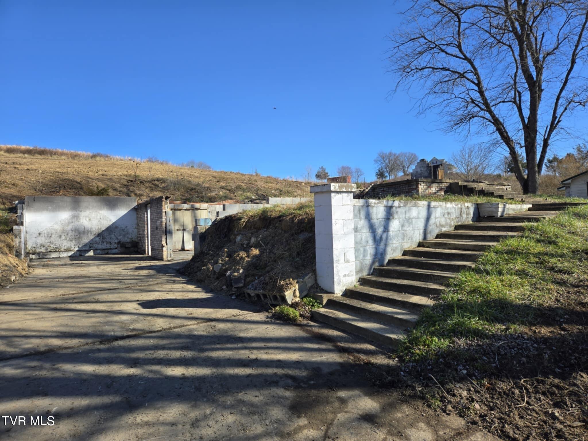 920 Roaring Fork Road Greeneville, TN 37745 - Photo 4 of 16 b64dd214-5377-4884-8e44-d0c95ef00676