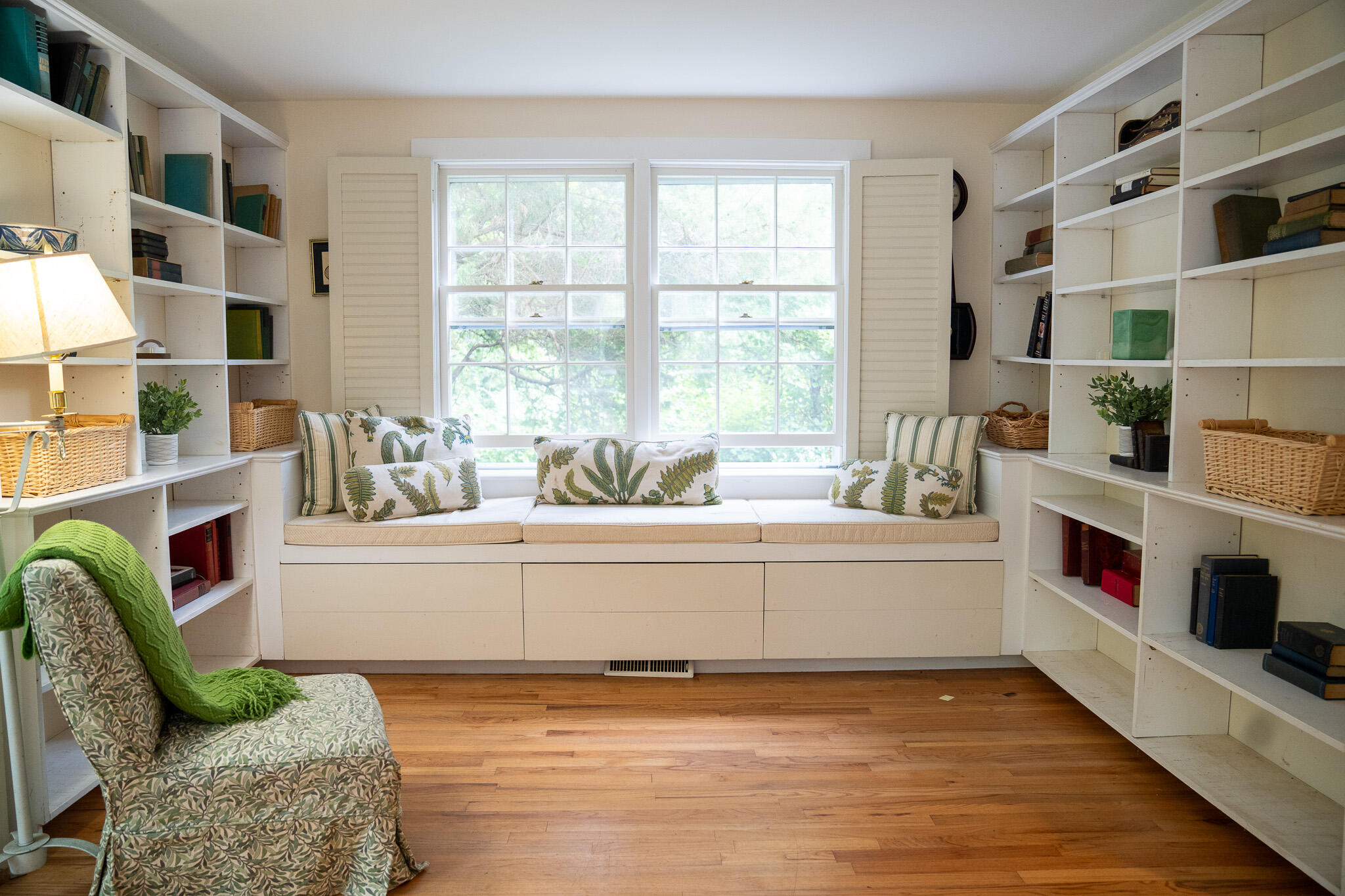 42 Scarsdale Road Dennis, MA 02638 - Photo 16 of 47 Primary Windowseat