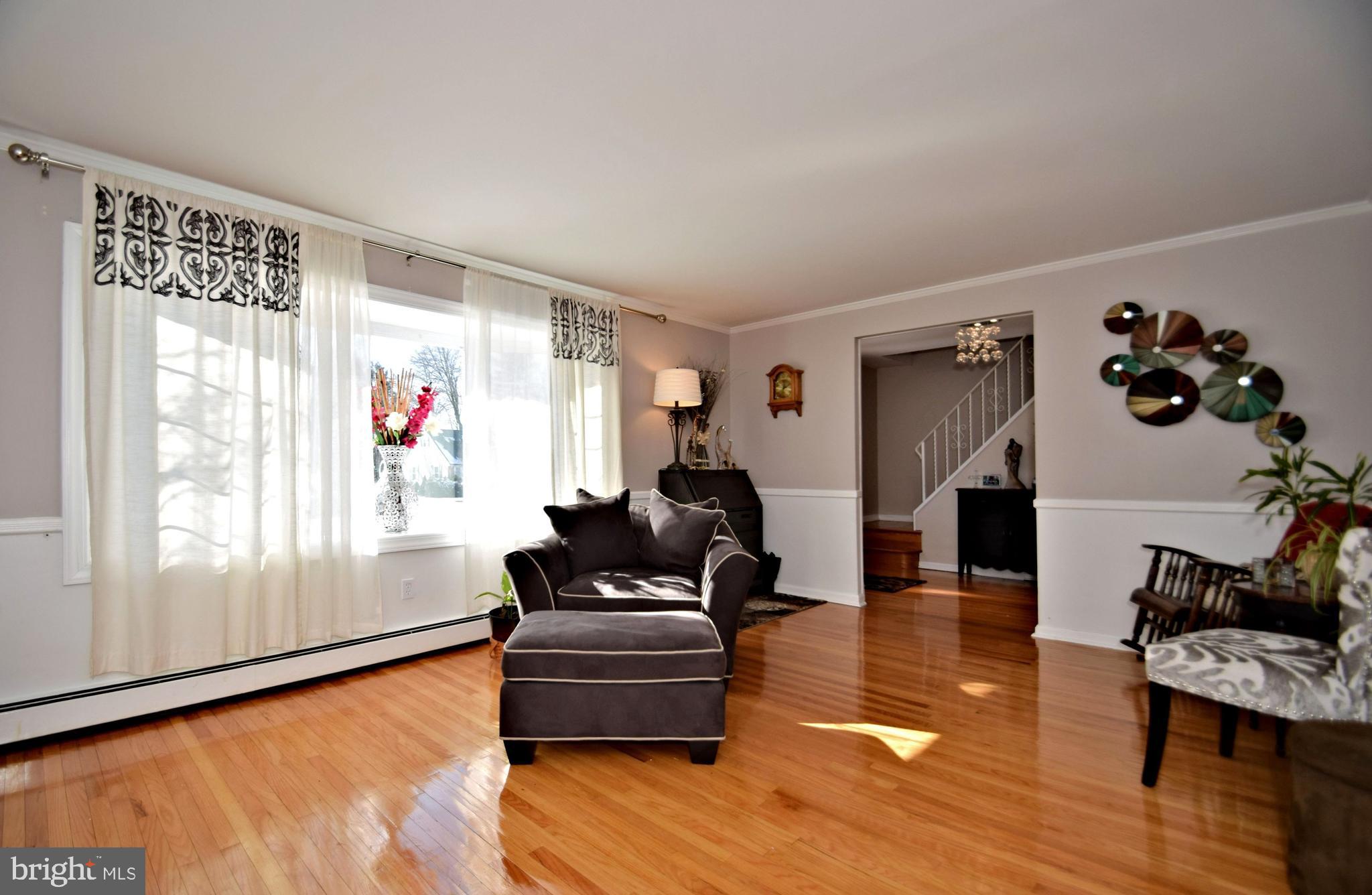 1618 Dogwood Road Flourtown, PA 19031 - Photo 11 of 60 Living Room
