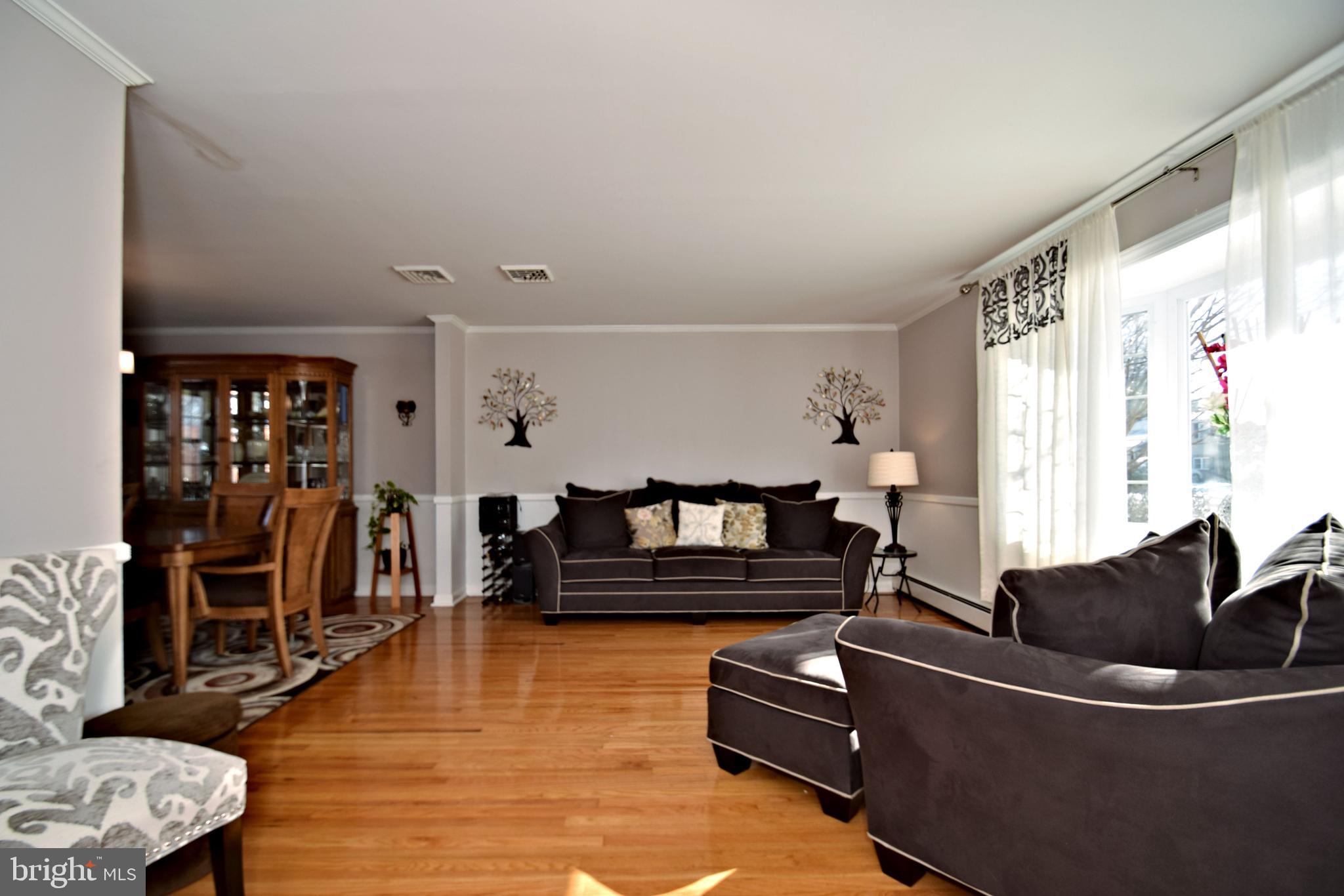1618 Dogwood Road Flourtown, PA 19031 - Photo 7 of 60 Living Room