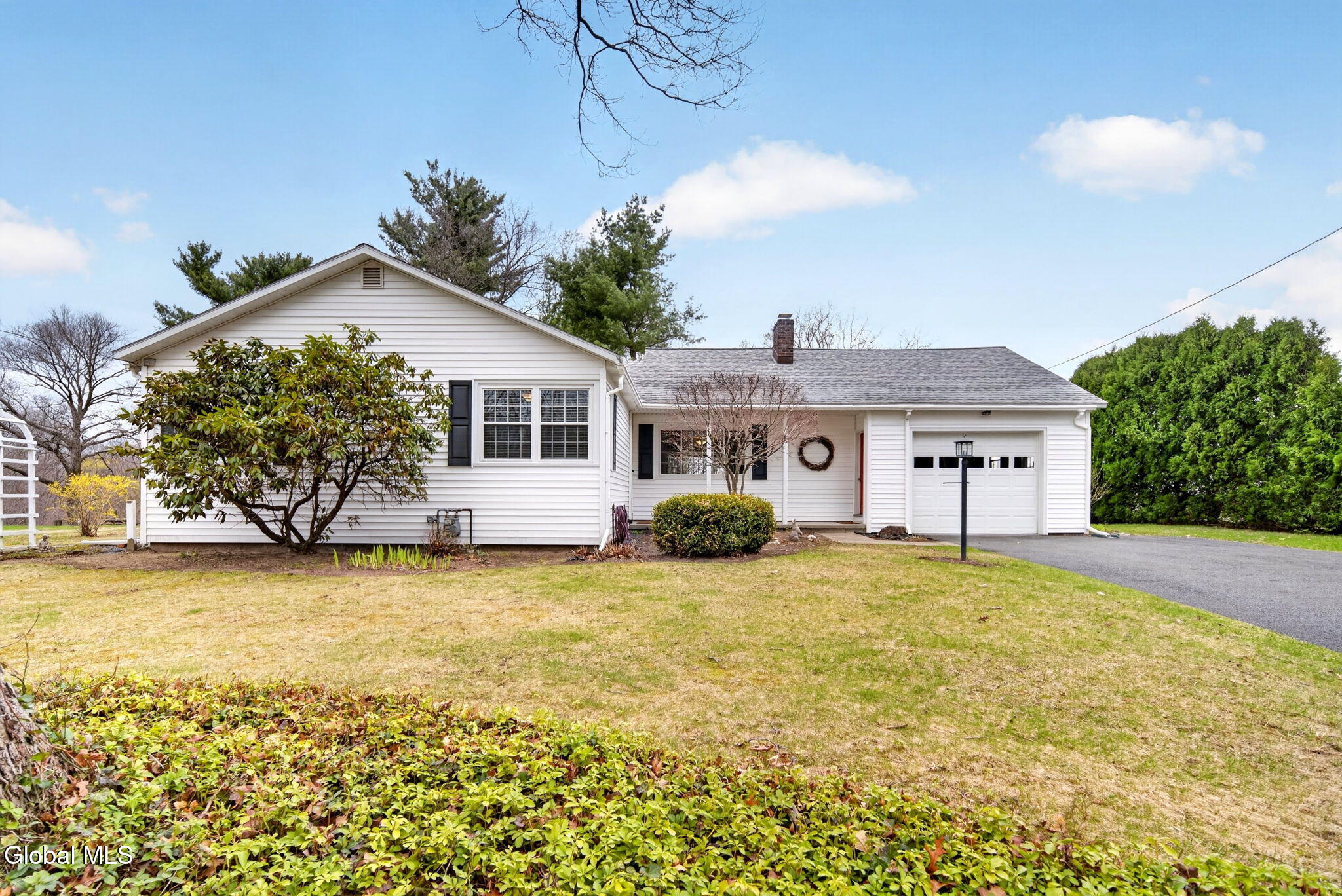 1041 Niskayuna Road Niskayuna, NY 12309 - Photo 2 of 26 25-web-or-mls-025-024_DSC02166