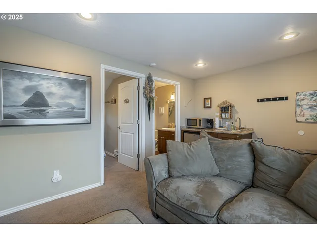 $965,000 | 25 Northeast Clarke Street, Depoe Bay, OR 97341