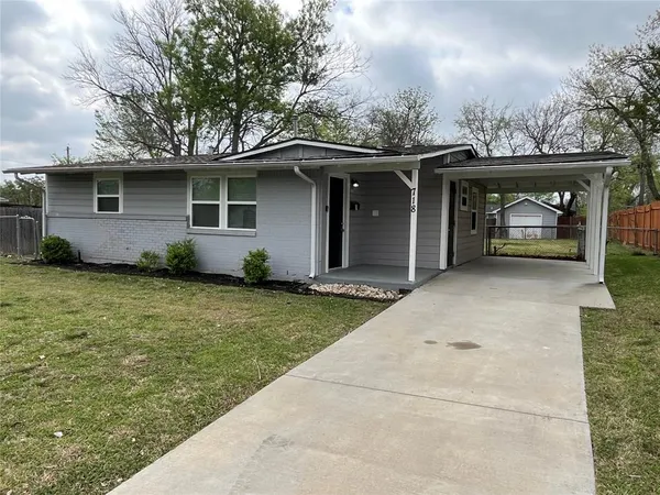 a view of a house with a yard