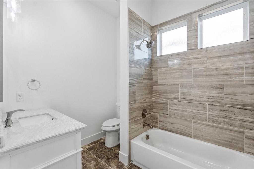 1110 Norris Street Commerce, TX 75428 - Photo 11 of 40 a bathroom with a sink and a bathtub
