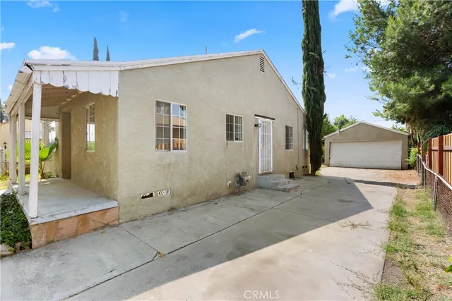 a view of a house with a backyard
