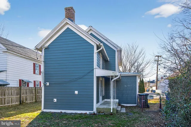a view of a house with backyard